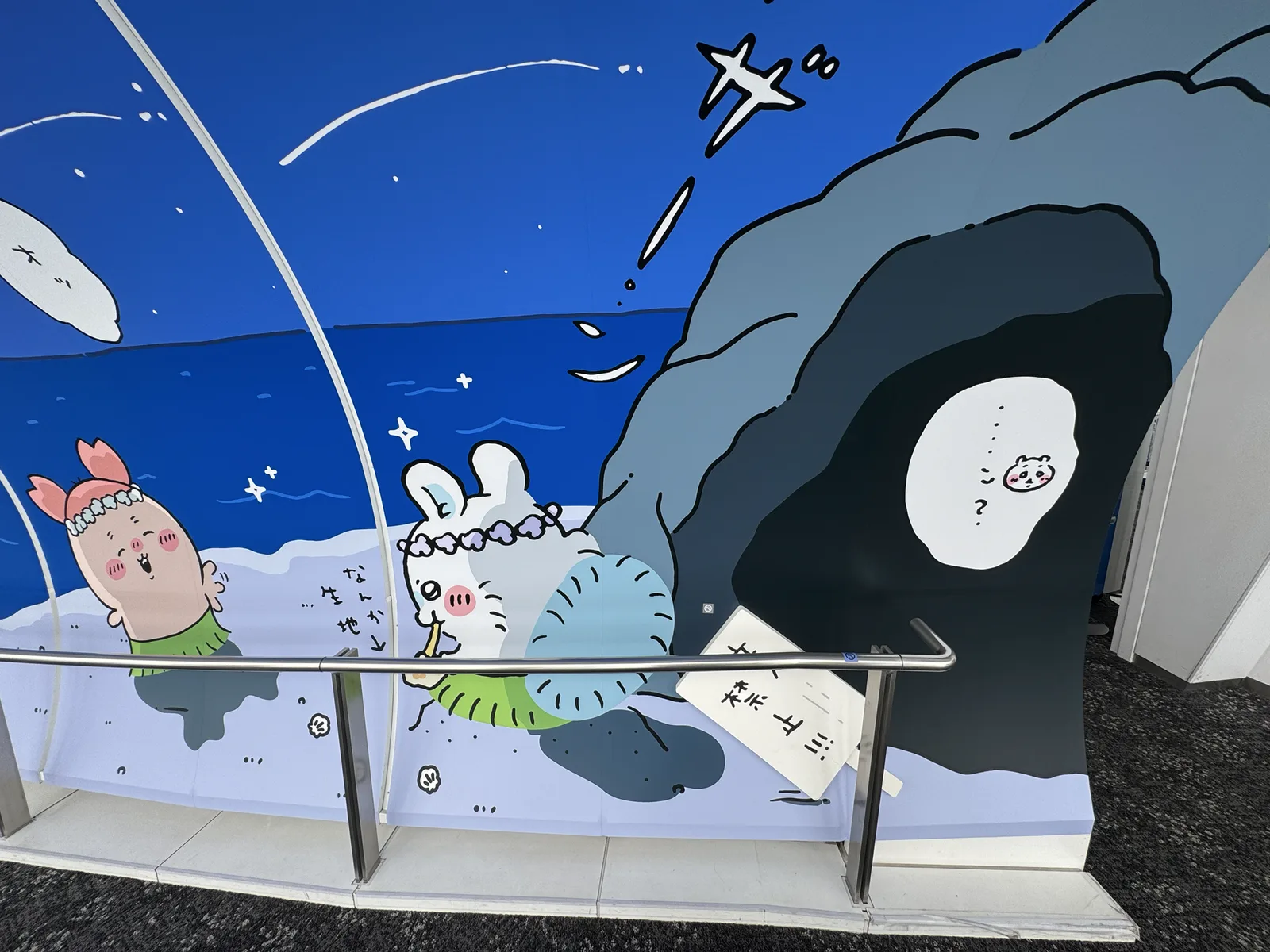 洞窟の入口を描いた天望回廊の壁面装飾