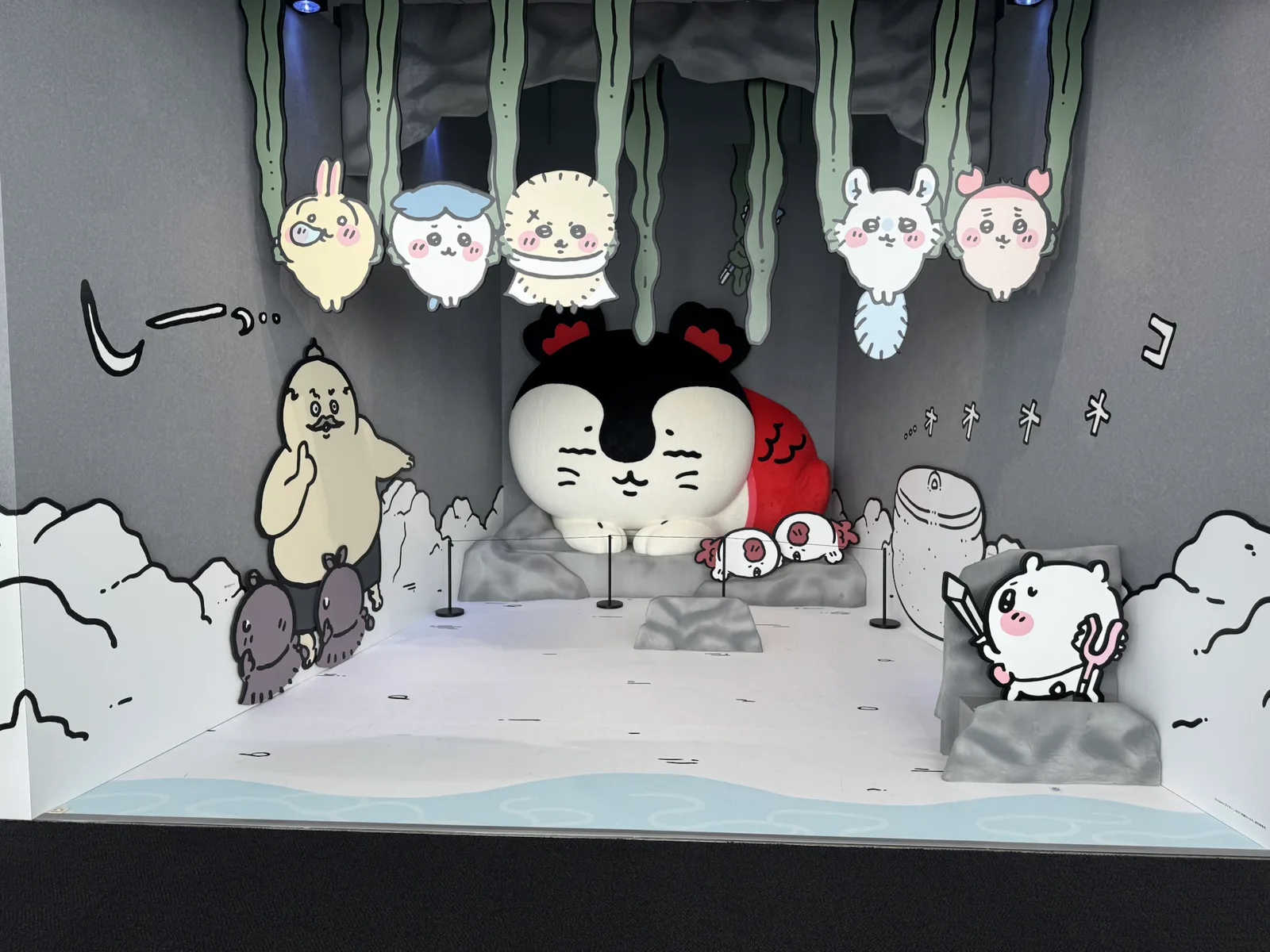 洞窟のセイレーンと捕らえられたキャラクターの立体展示