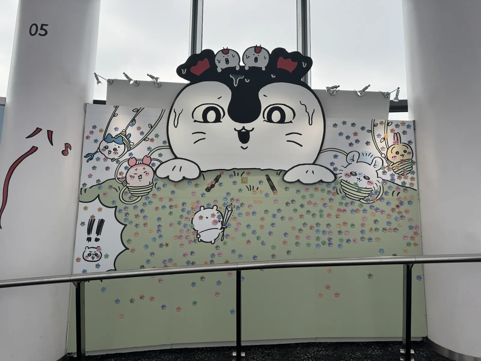 セイレーンと星形シールで彩られた天望回廊の展示
