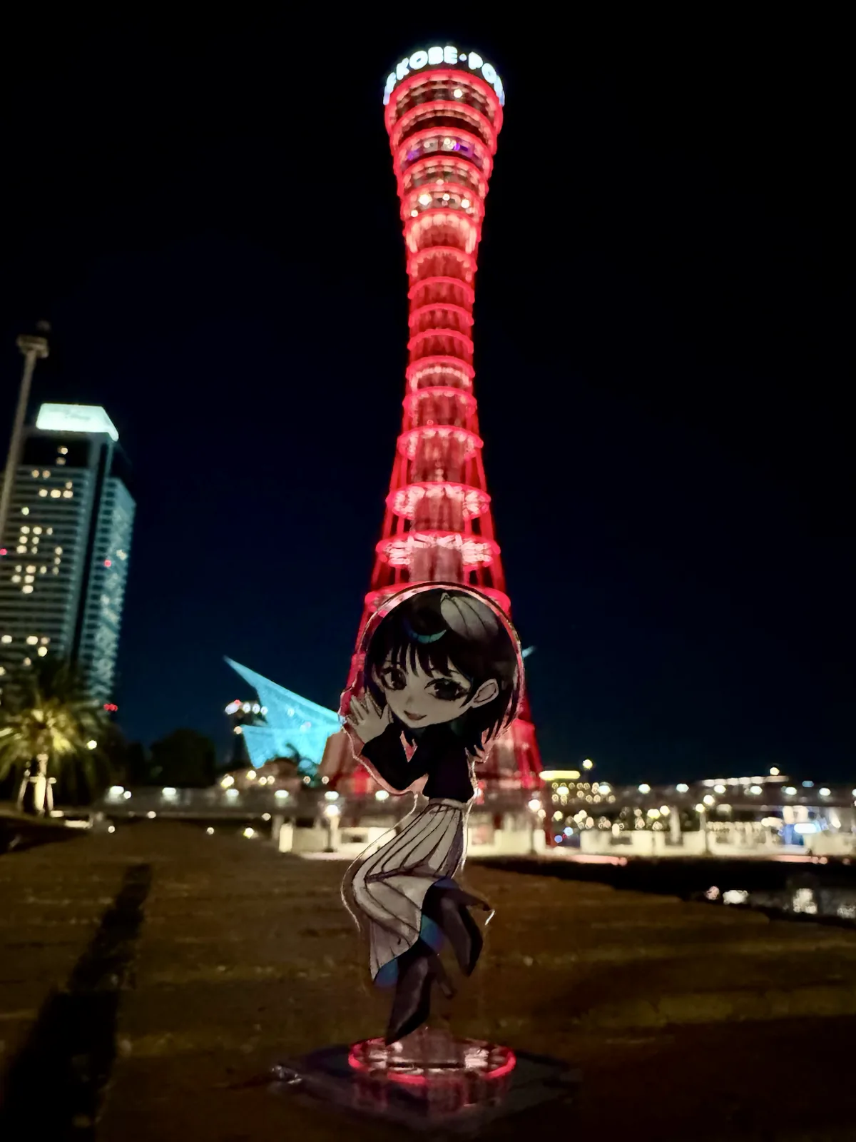 鈴木みのりの描き下ろしアクリルスタンドと夜の神戸ポートタワー