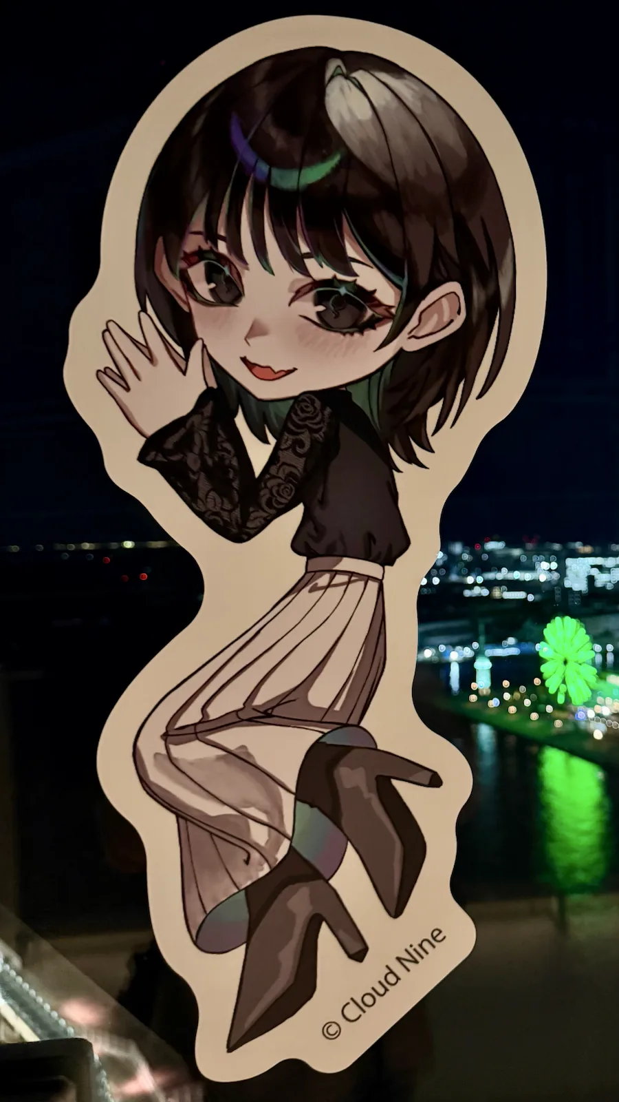 神戸ポートタワー展望フロアの鈴木みのり描き下ろしパネルと神戸港の夜景