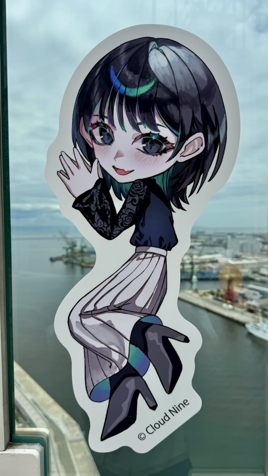 神戸ポートタワー展望フロアの鈴木みのり描き下ろしパネルと神戸港の昼景