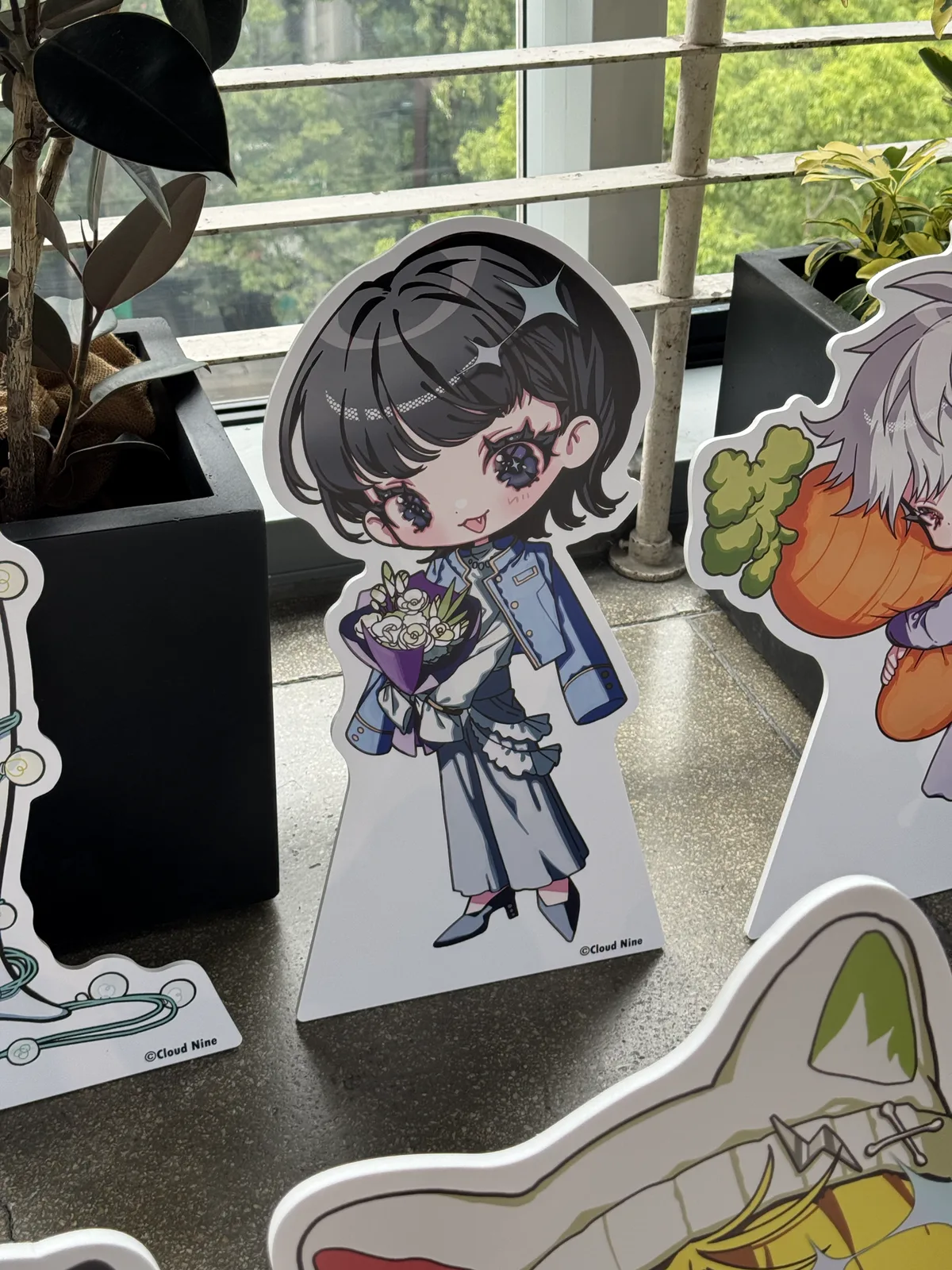 中部電力MIRAI TOWER会場に設置された鈴木みのりの描き下ろしキャラクタースタンディ