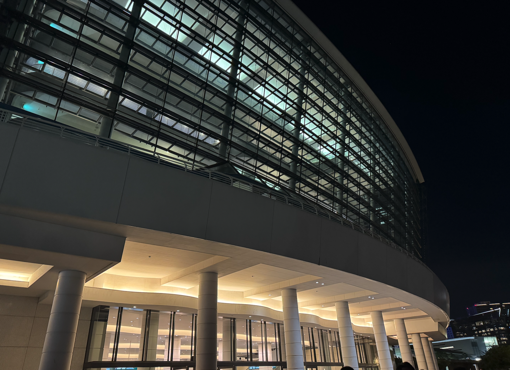 THE IDOLM@STER 20th anniversary ORCHESTRA CONCERT SYMPHONY OF BRILLIANT STARS開催日のパシフィコ横浜 国立大ホール夜景
