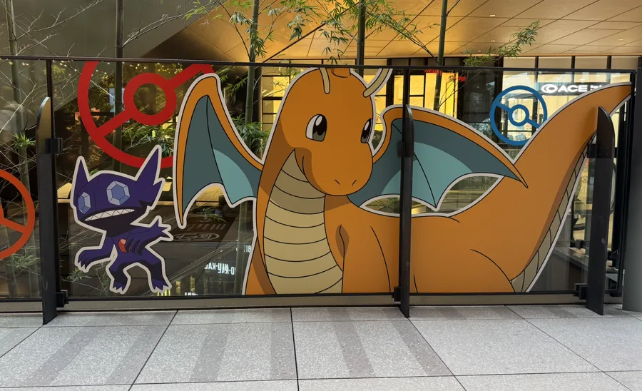 大井町トラックスのウルトと手持ちポケモンを描いた装飾