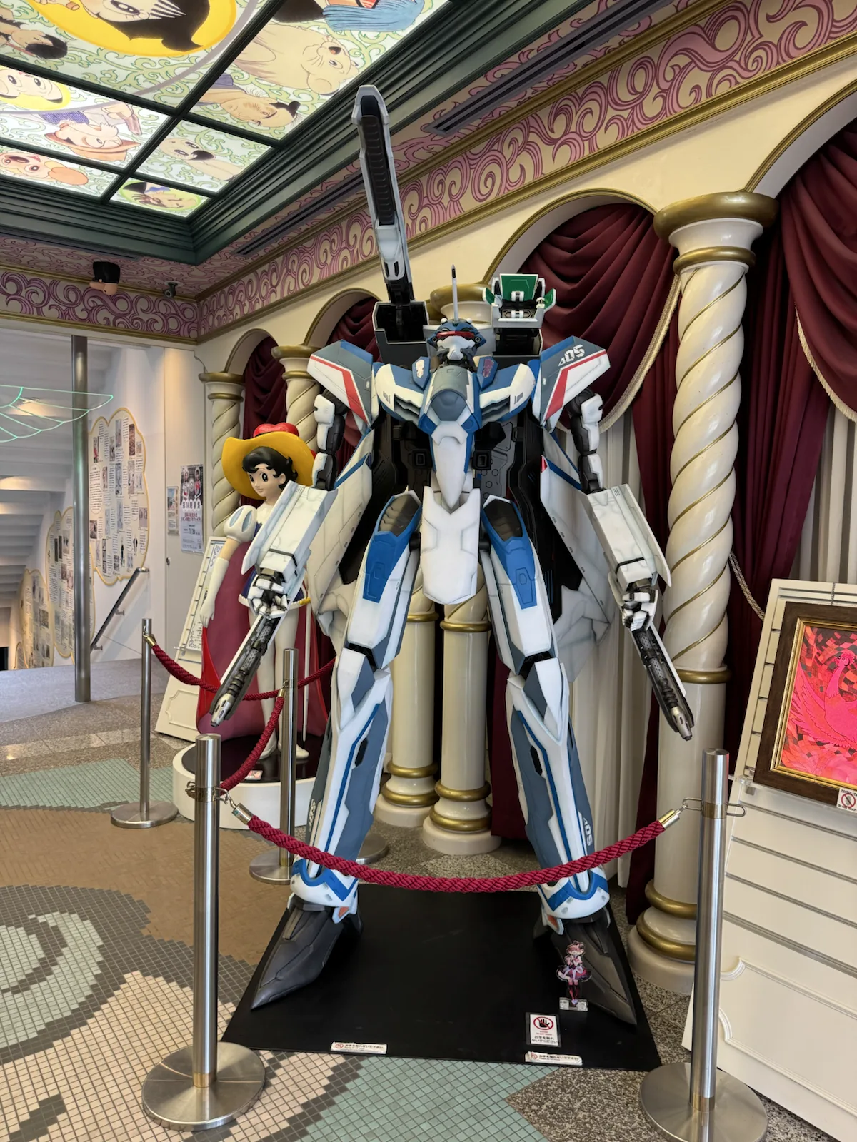 手塚治虫記念館の入口に展示されたVF-31 ジークフリードと足元のフレイアのアクリルスタンド
